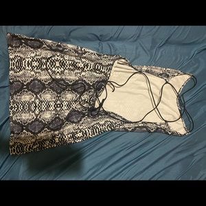 Snakeprint bodycon laced back dress